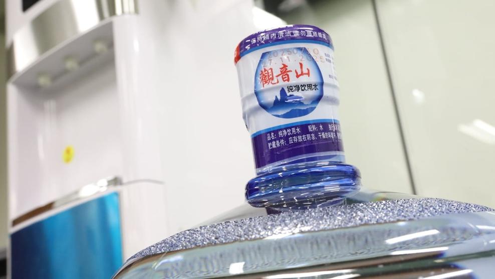 政府冒牌水，61歲男子被暫控欺詐罪今日提堂，57歲女子獲准保釋。(資料圖片)