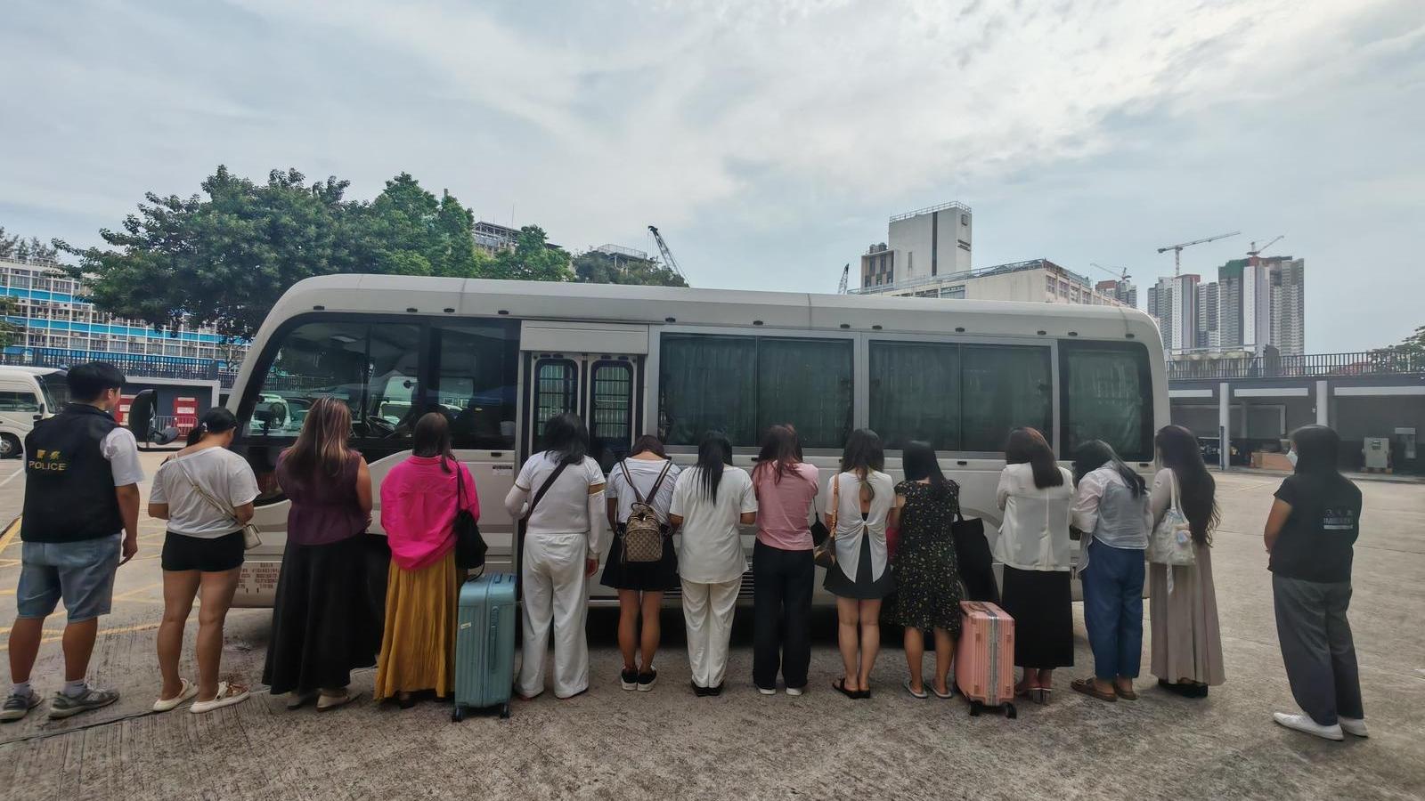 警聯入境處元朗掃黃，拘26內地女最老55歲。(警方相片)