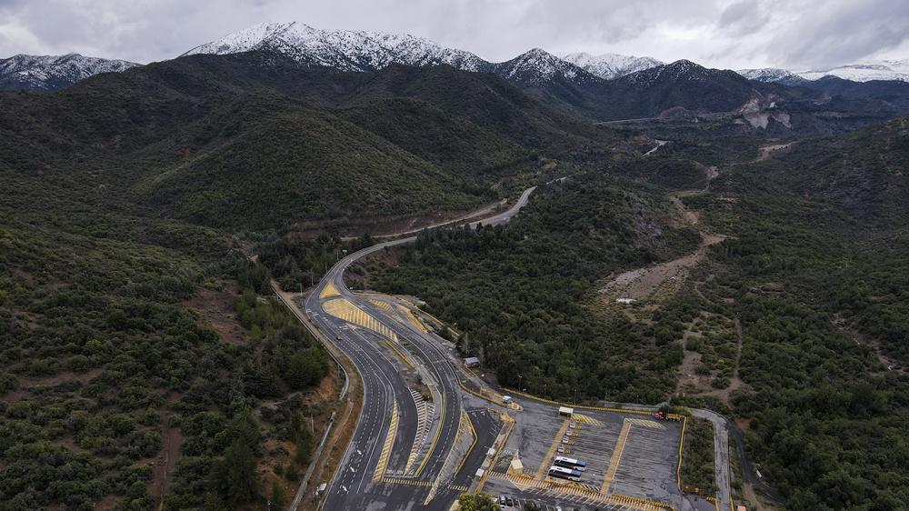 智利中部銅礦倒塌6人遇難，有遇難者遺體運抵家鄉舉殯。(AP)