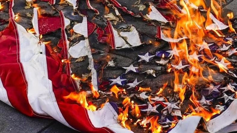 特朗普簽令嚴懲焚燒及褻瀆國旗行為。(AP)