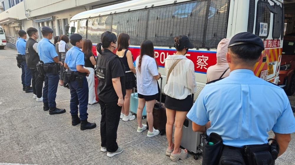 跨部門新界南打擊非法勞工，拘捕29男女。(警方相片)