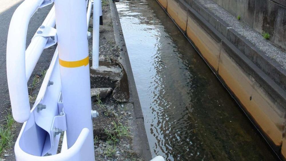 溫泉水排路邊水溝，食肆老闆誤墮慘遭淥死。(X)