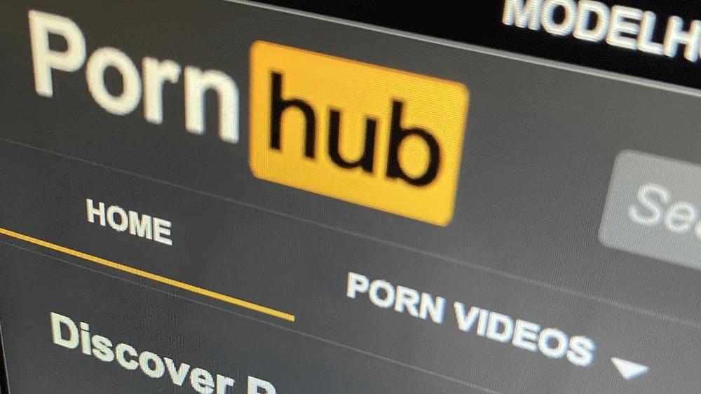 英國新規上色情網站需自拍測年齡，Pornhub流量暴跌。(網上圖片)