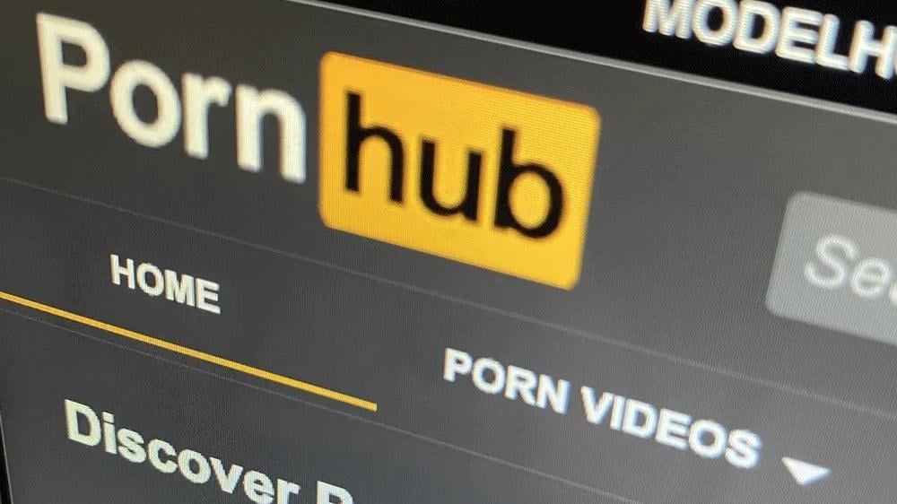 英國新規上色情網站需自拍測年齡，Pornhub流量暴跌。(網上圖片)