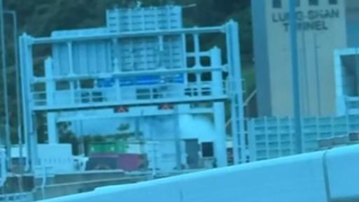 香園圍公路有車輛起火。（fb「香港公共交通智庫」截圖）