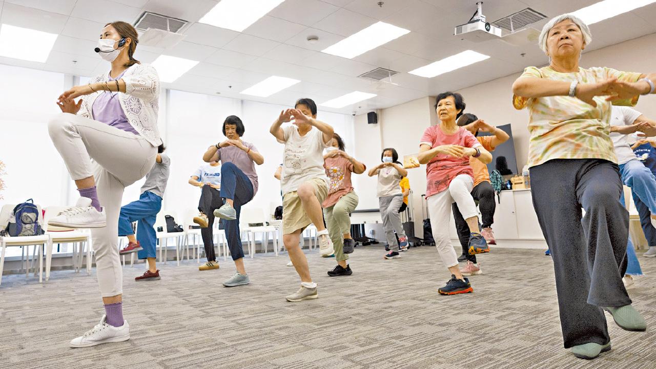 銀髮組舞團 跳出防跌舞步