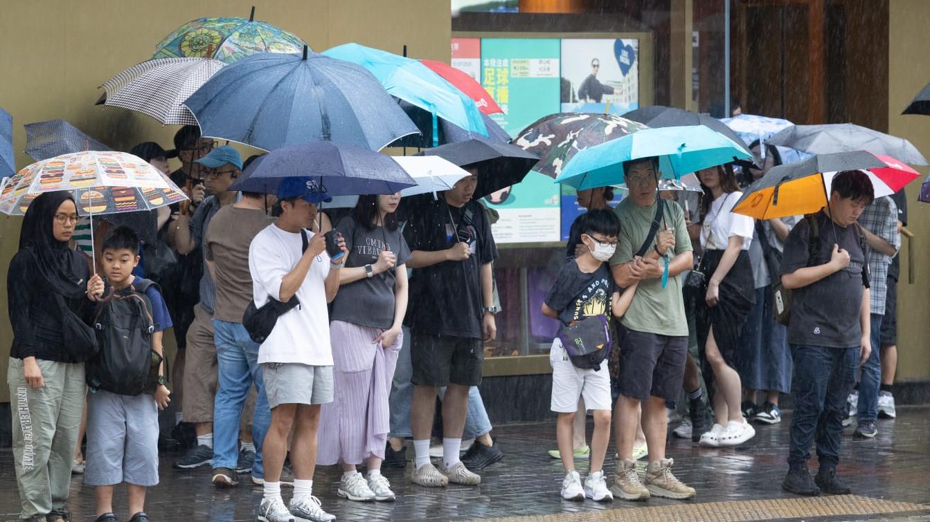 網民湧天文台FB鬧爆又無「超前部署」，已出門上班才掛黑雨(蘇文傑攝)