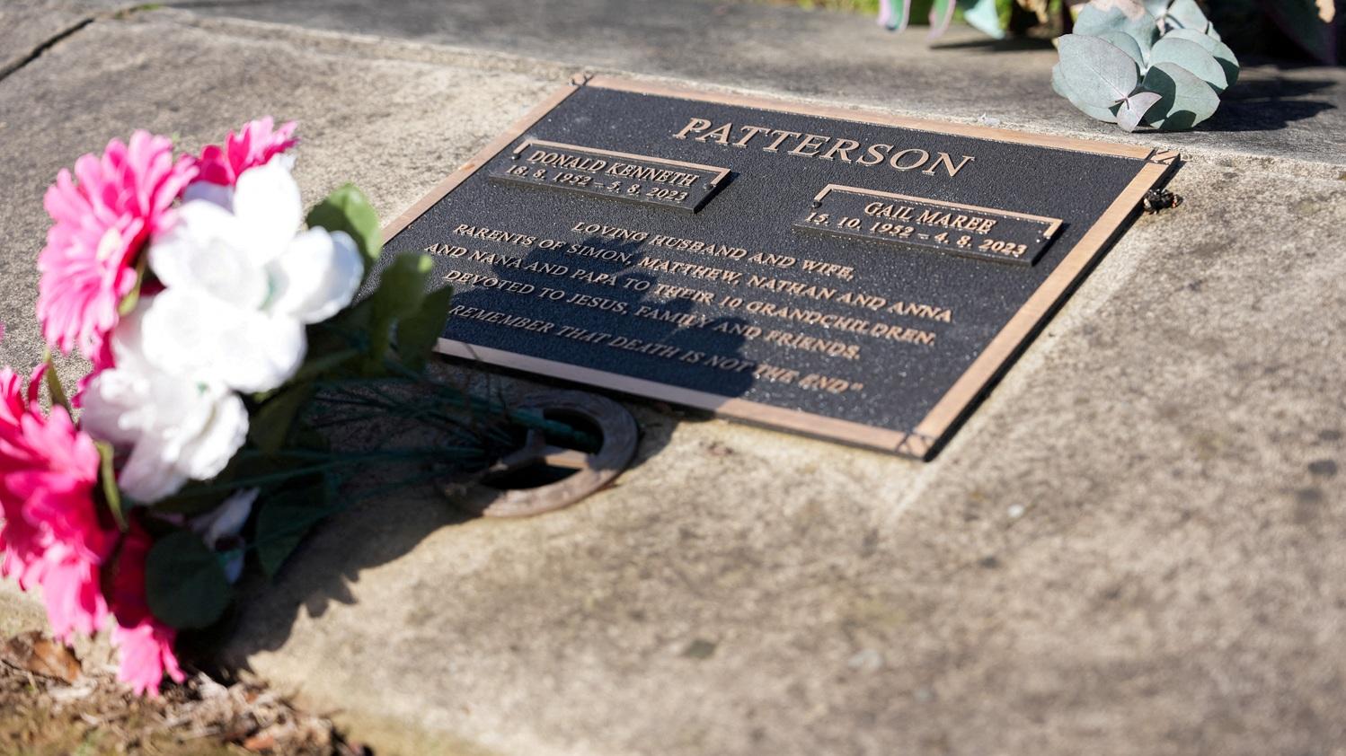 澳洲毒蘑菇殺人案2死者墓碑。(路透社)