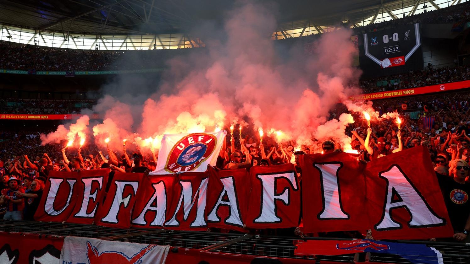 水晶宮球迷足總盃期間抗議歐洲足協。(路透社)