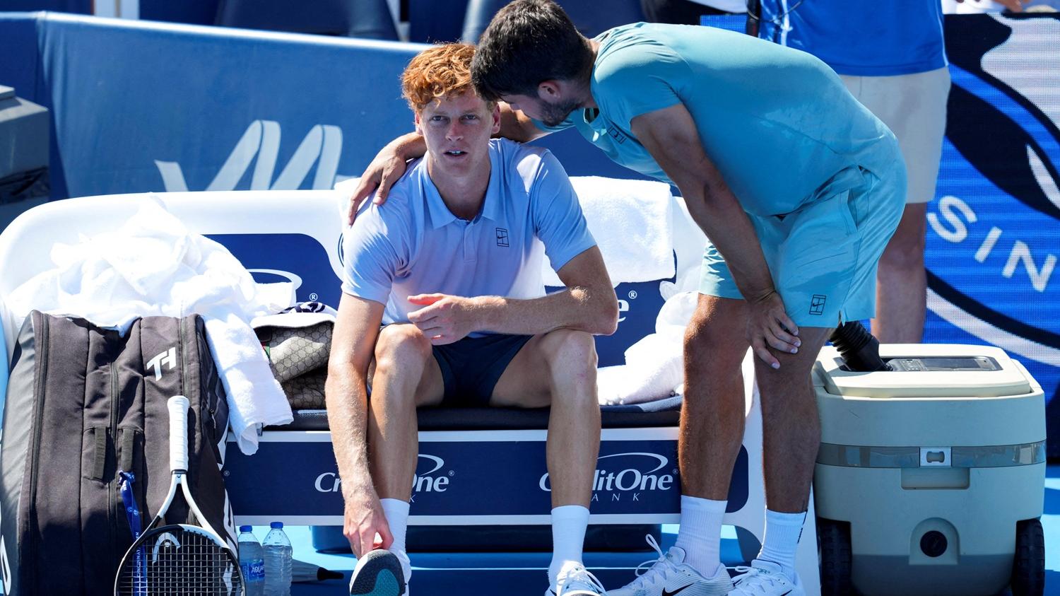 艾卡拉斯與因病退賽的仙拿。(路透社)