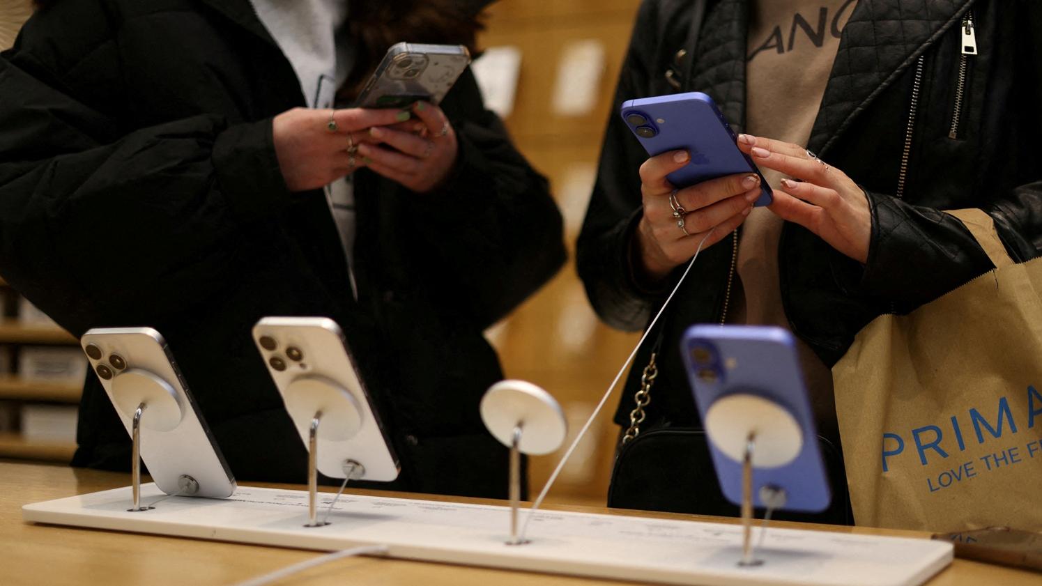 蘋果專門店展出的iPhone。(路透社)