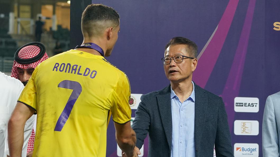 陳茂波與C朗握手。(陳茂波網誌)