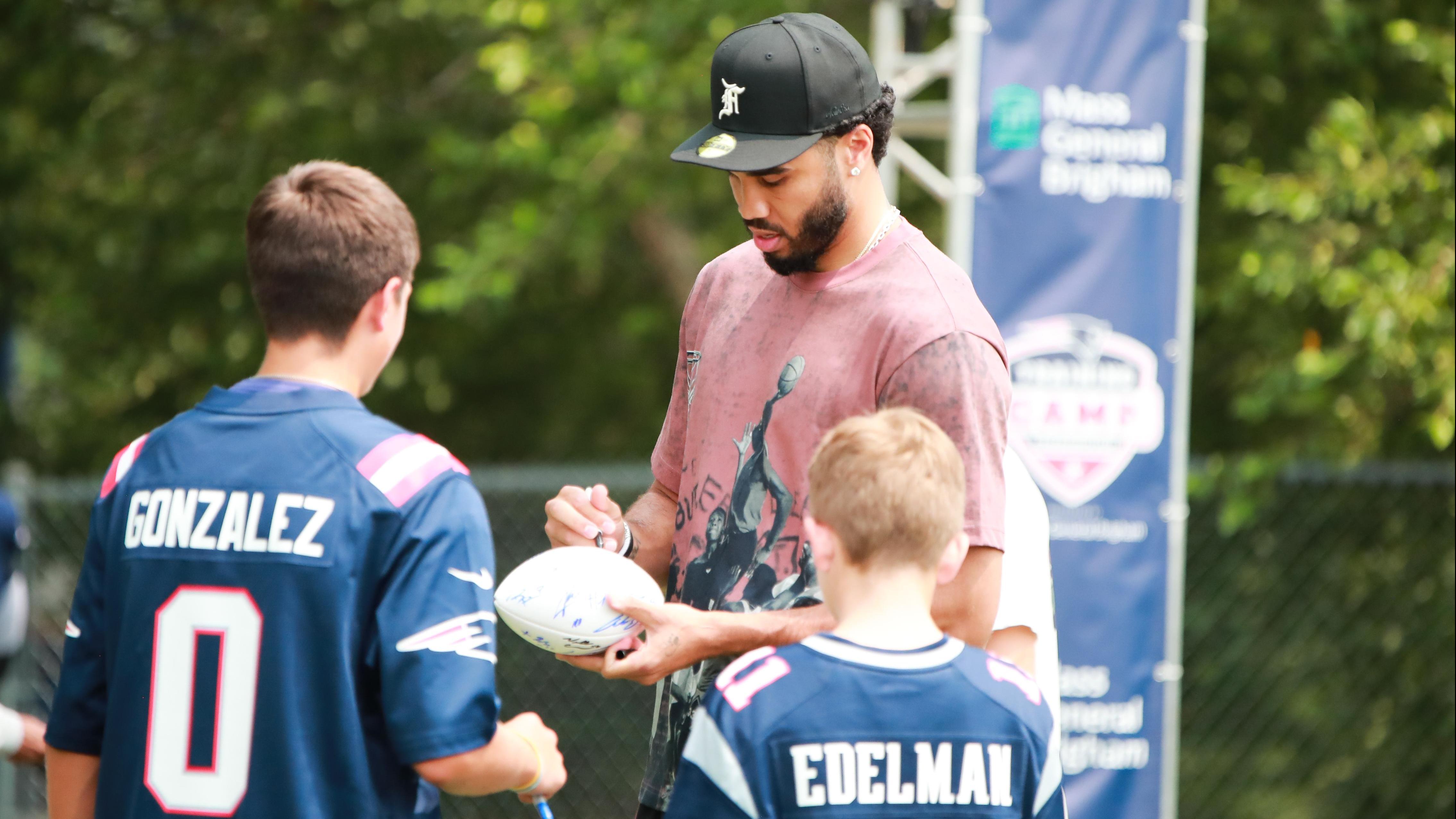 NBA｜達譚（Jayson Tatum）手術後無戴護靴　踩過界去美式足球訓練營