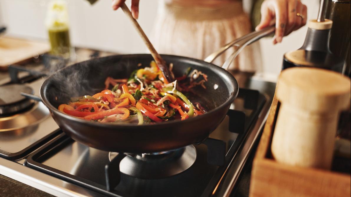 輔大醫院耳鼻喉科胡皓淳醫生指出，長時間吸入煮飯油煙，危害不亞於二手煙，可能導致慢性咳嗽、氣喘惡化、肺功能衰退等，甚至造成罹患肺癌的風險上升。