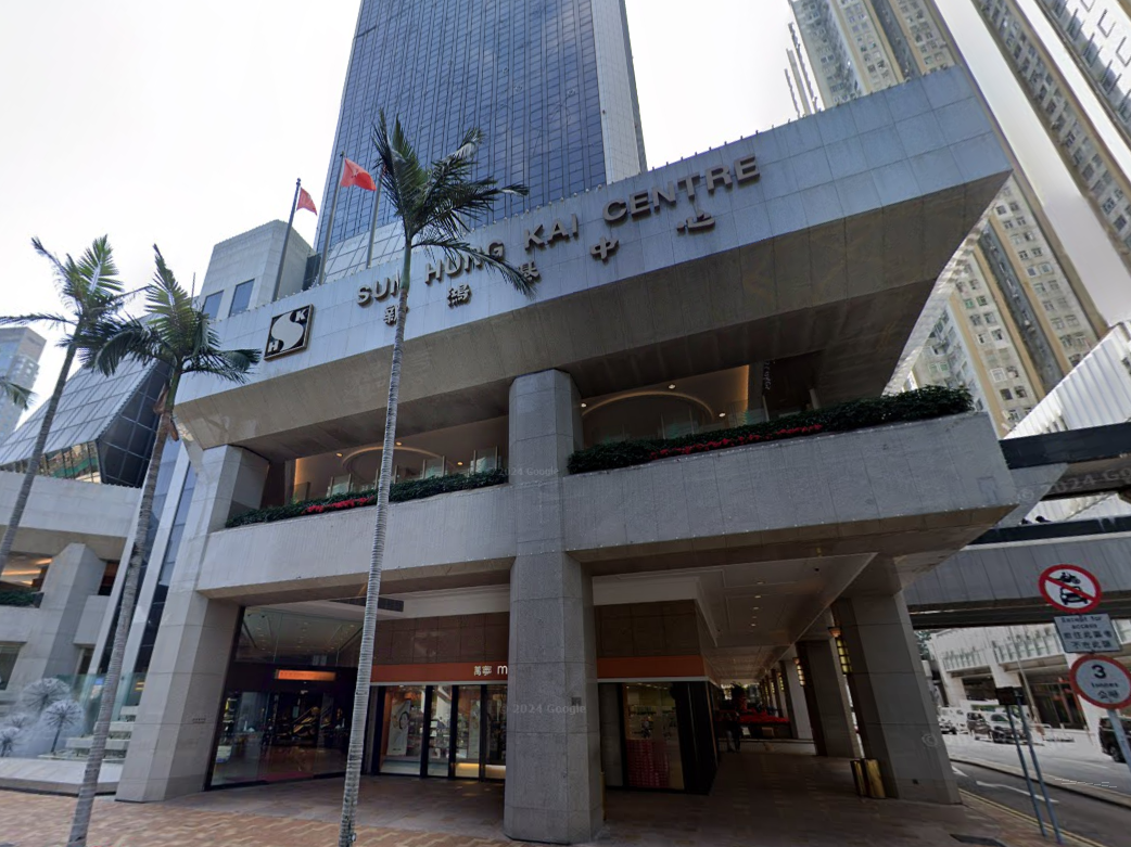 灣仔銀行收5張百元美金偽鈔，42歲男被捕。(Google街景截圖)