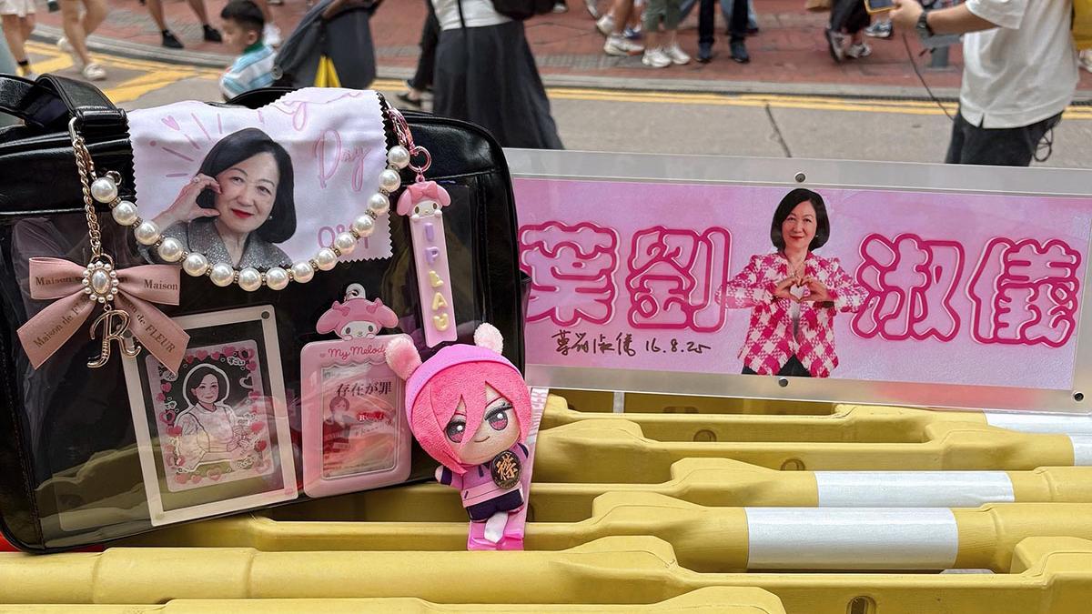 有葉劉粉絲將應援物同之前嘅手幅合照。(網民Sup Sup@FB群組「我老公娶咗葉劉導致婚姻破裂關注組」)