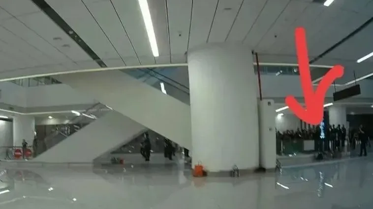 燒肉粽翻版！西安機場航廈驚傳女子墜樓　清潔員被砸中壓死