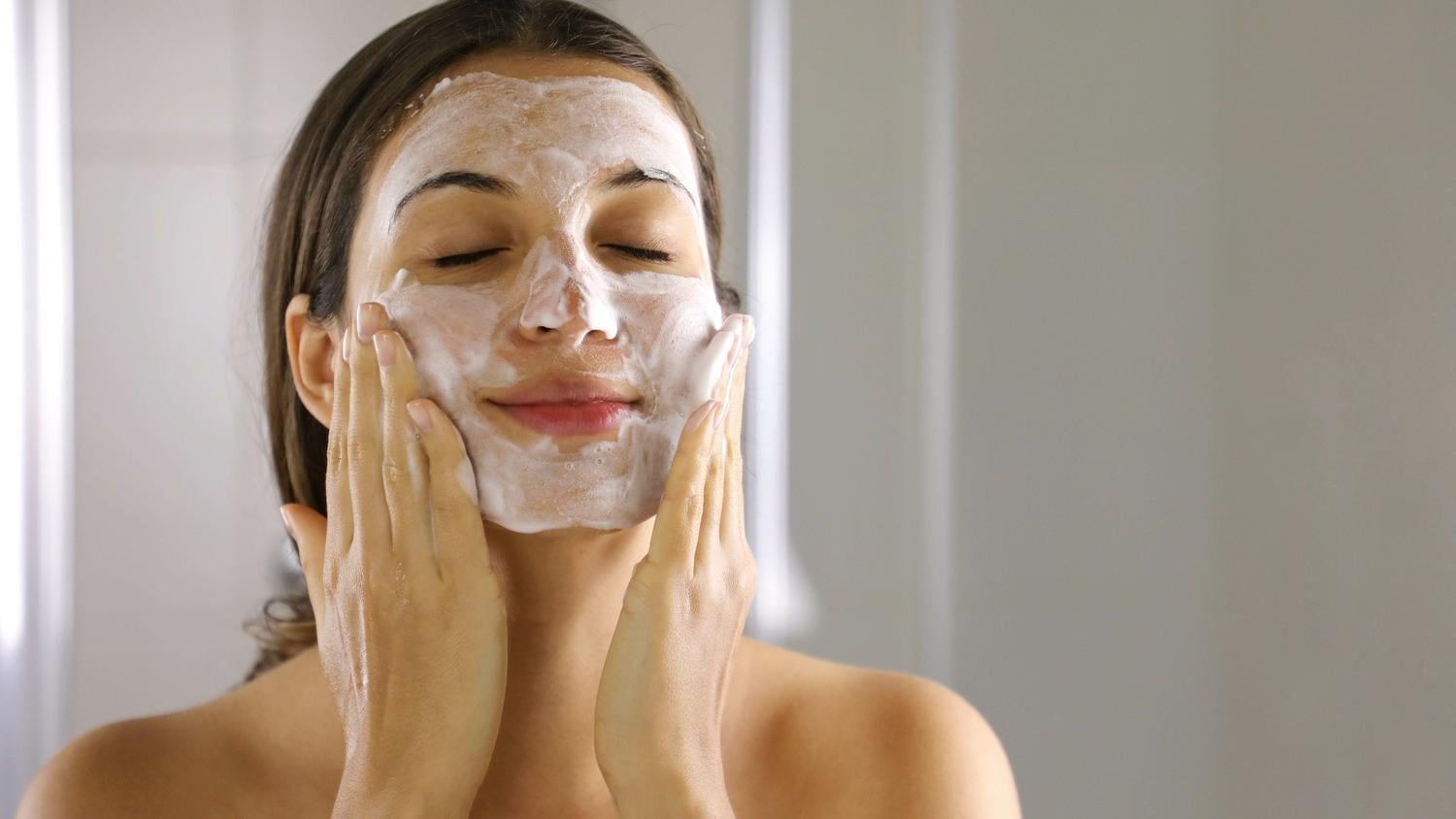 洗臉次數過多可能反而對肌膚造成傷害，建議掌握正確洗臉次數，洗面乳的選擇應以適合膚質與否為考量，勿僅追求涼感、起泡多不多等。