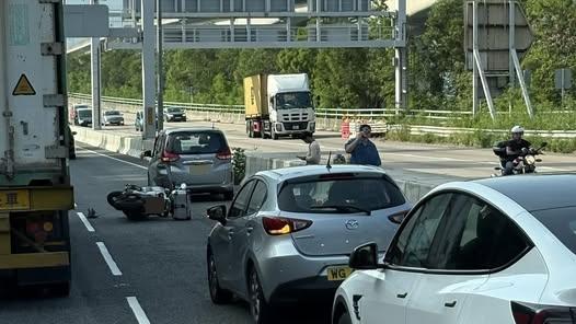 屯門公路發生交通意外。（fb「屯門公路塞車關注組」圖片）