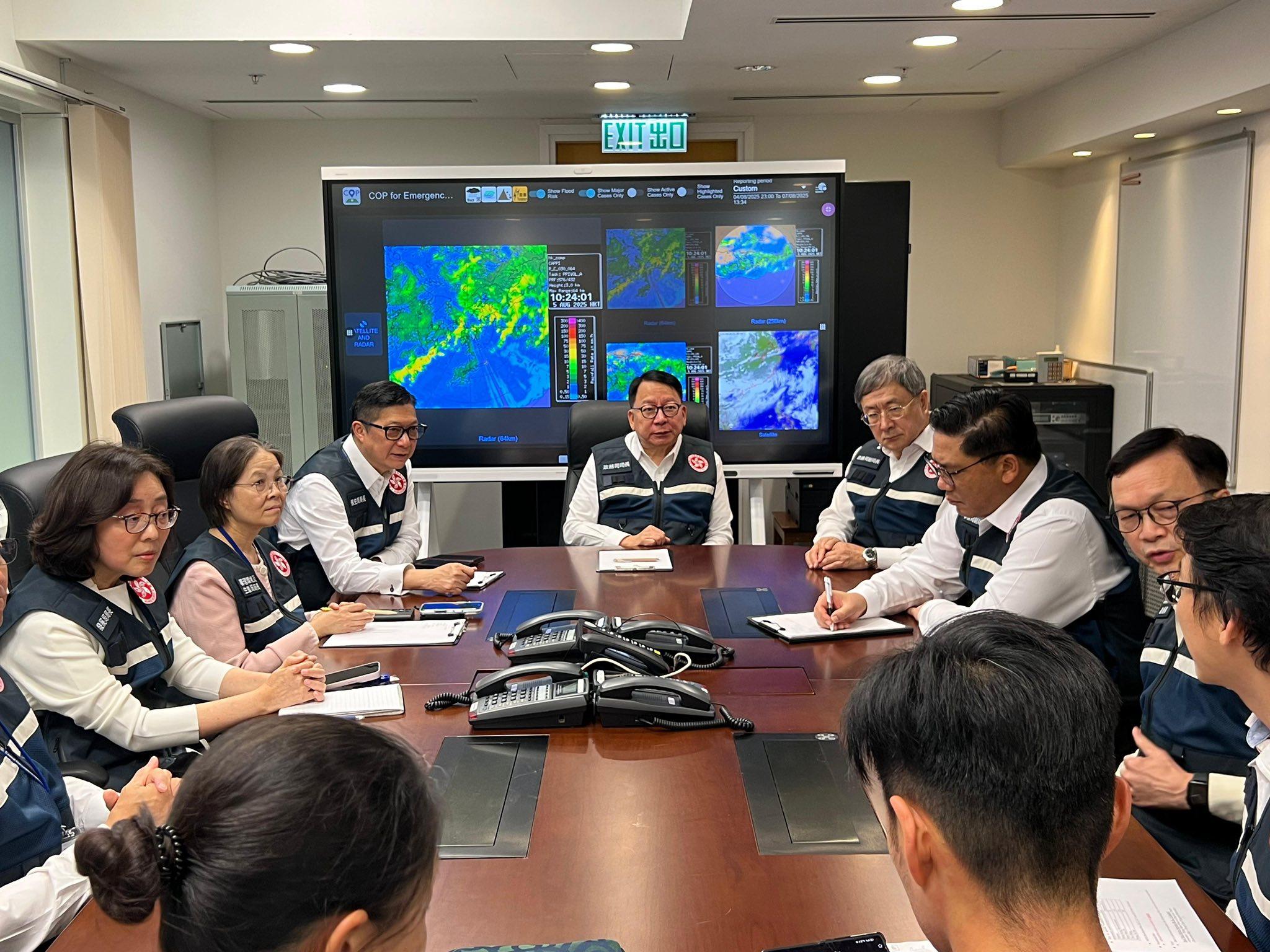 陳國基今早到緊急事故監察及支援中心視察。(陳國基Facebook)