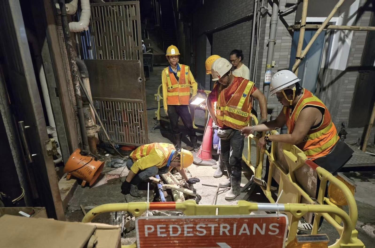 民政事務總署表示，明苑中心電錶房因有入水受潮，為安全起見需要全幢大廈停電作檢查，約130戶受影響。東區民政專員黎旨軒與東區民政處、東區區議員、關愛隊支援居民，於大廈地下設立緊急服務站，以便居民查詢同求助，。(民政事務總署fb)