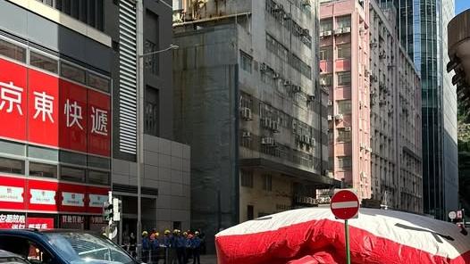 長沙灣發生企跳事件。（fb「馬路的事 (即時交通資訊台)」圖片）