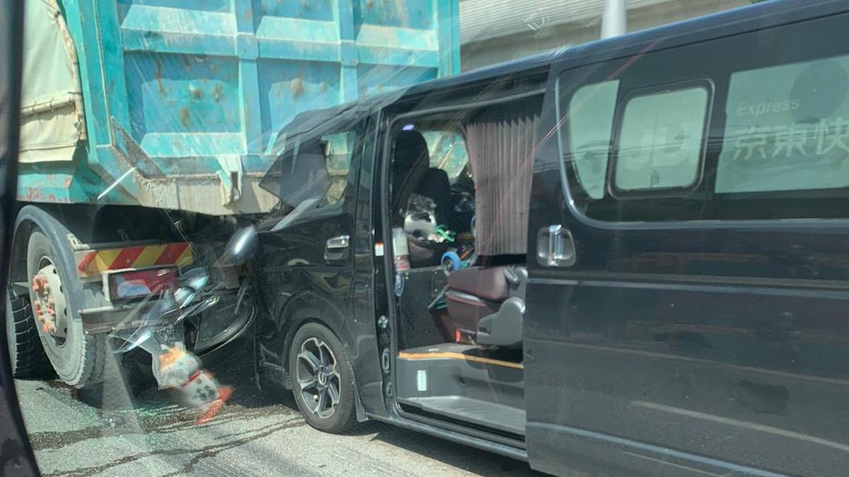 藍地發生交通意外。（fb「馬路的事 (即時交通資訊台)」圖片）