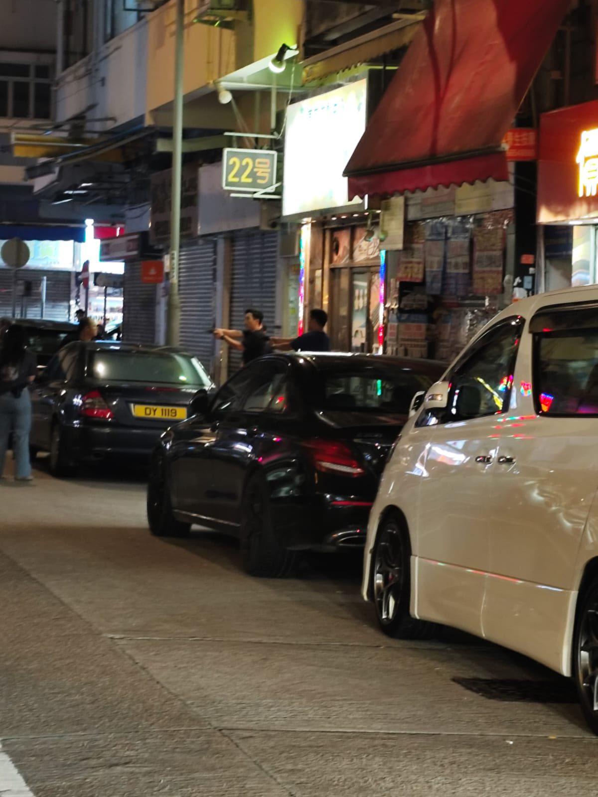 上水一名男子懷疑持刀衝向警員，被警方制服及拘捕，無人受傷。網傳相片顯示，有兩名警員在一間遊戲機中心外擎槍戒備。(網上圖片)