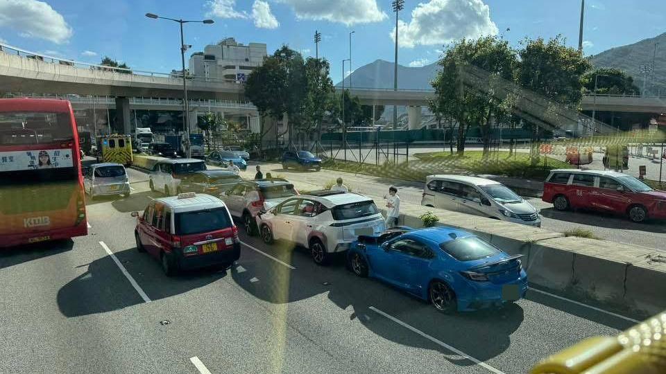 大埔公路發生多車「串燒車禍」。（fb「馬路的事 (即時交通資訊台)」圖片）