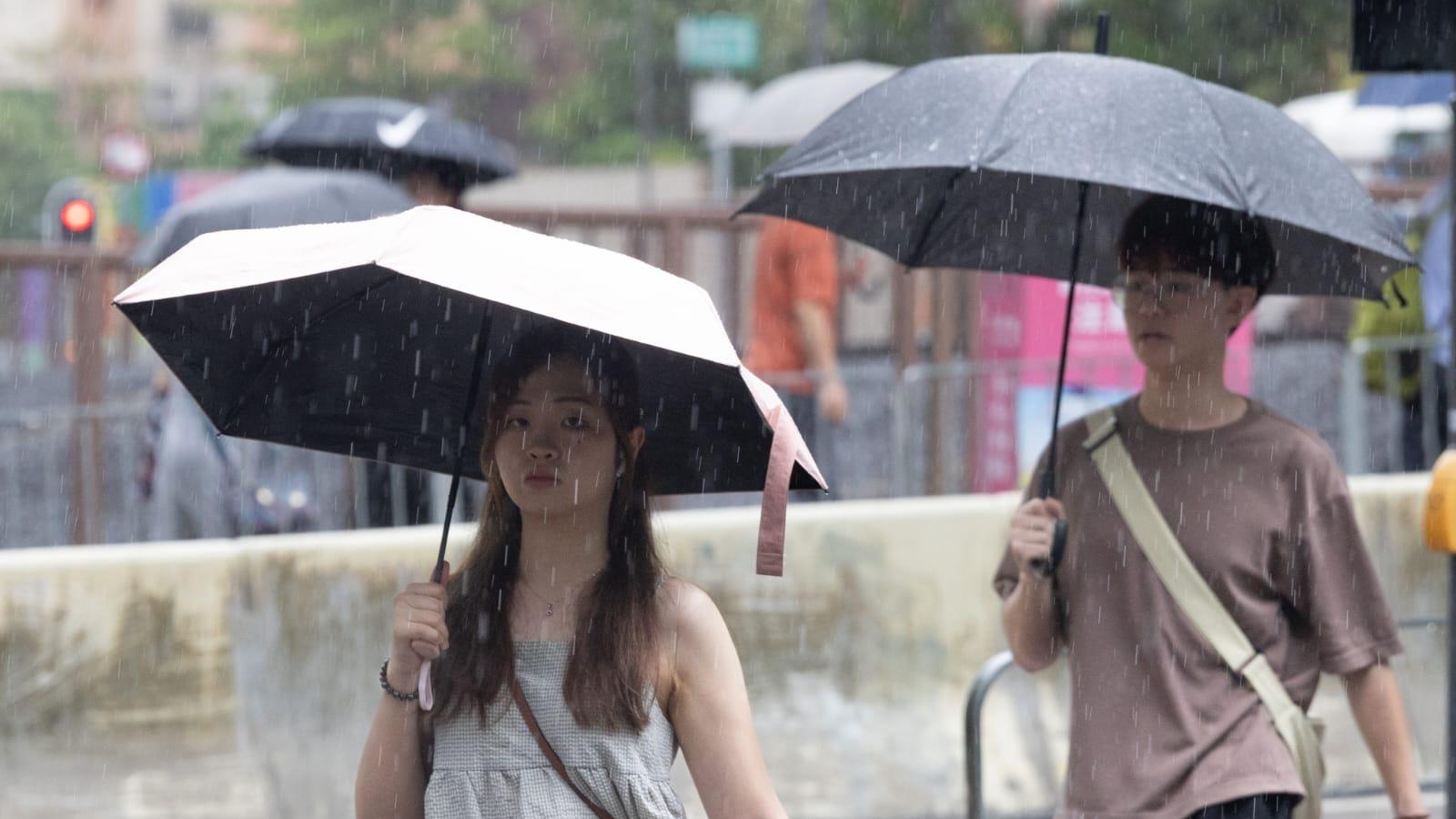 天文台改發黃色暴雨警告信號(蘇文傑攝)