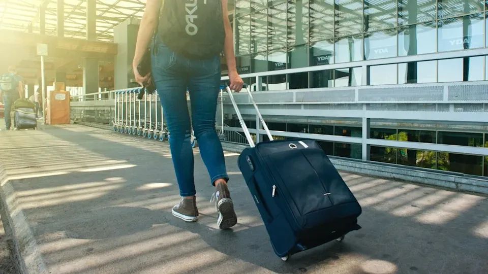 內地大媽火車站檢票口逆向出站被行李箱絆倒亡　家屬求償60萬被駁回