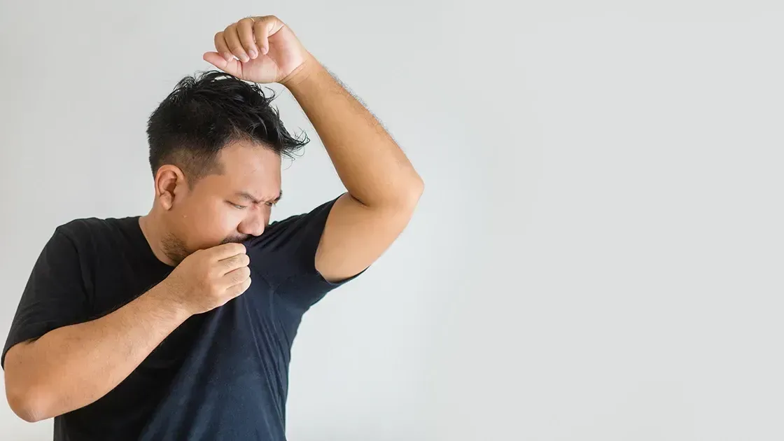 止汗劑切勿過度使用，也不要大面積塗抹或噴灑，以免引起皮膚乾燥、刺激或毛孔阻塞，同時可能導致身體可以正常排汗降溫的汗腺不夠，進而造成中暑。