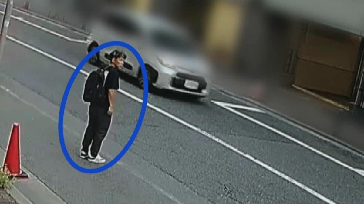 疑兇被拍到事前於受害者公司附近徘徊。(新聞截圖)