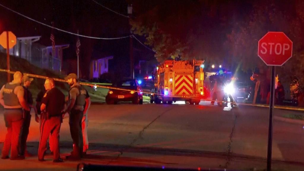 8月6日，美國七旬翁槍殺兩鄰居，一輛消防車以及其他緊急救援和執法車輛停在事發現場。（美聯社）