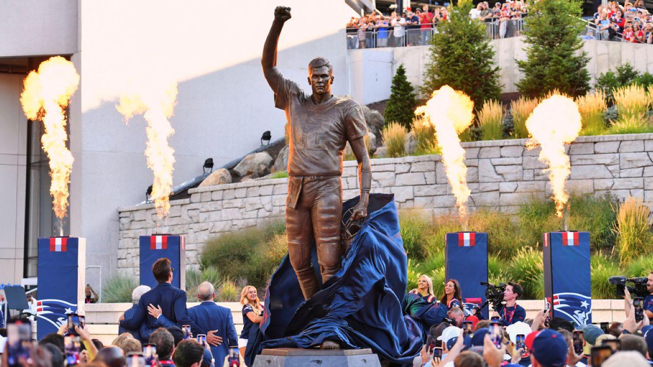 NFL｜GOAT布拉迪（Tom Brady）17呎雕像揭幕 六邊形基座致敬6奪超級碗。（美聯社）