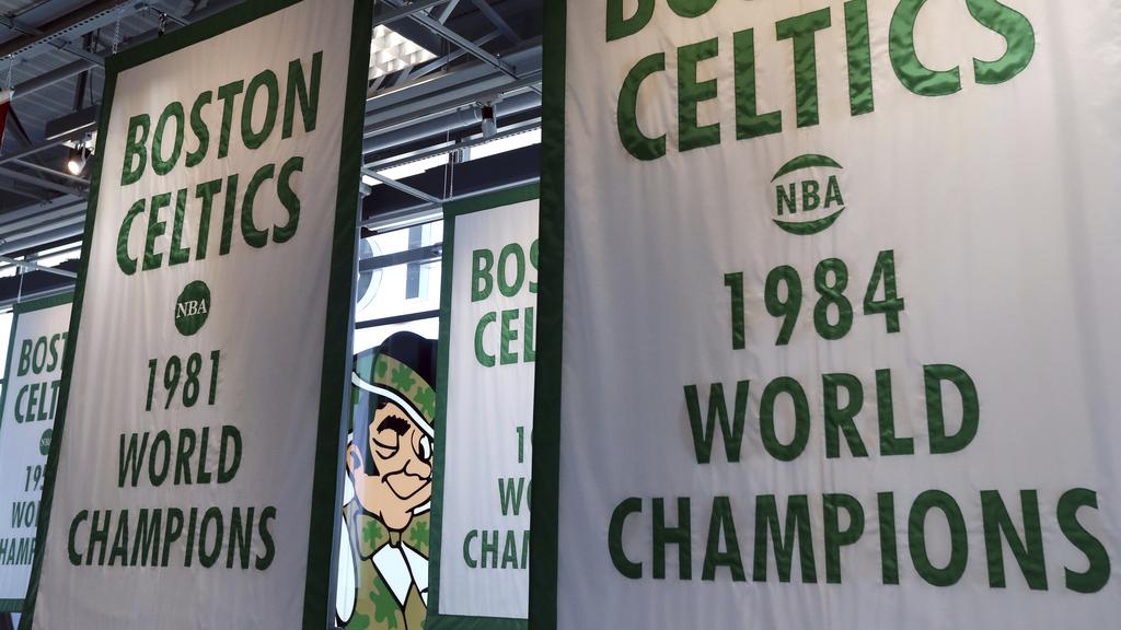 波士頓塞爾特人球場上的冠軍旗幟。(美聯社)