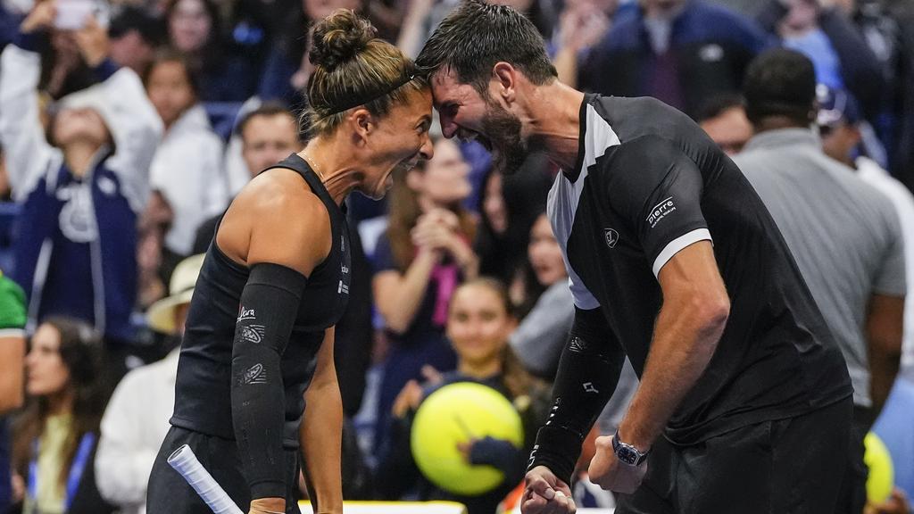 伊蘭妮與華華斯索利之前晉級混雙決賽慶祝。(美聯社)