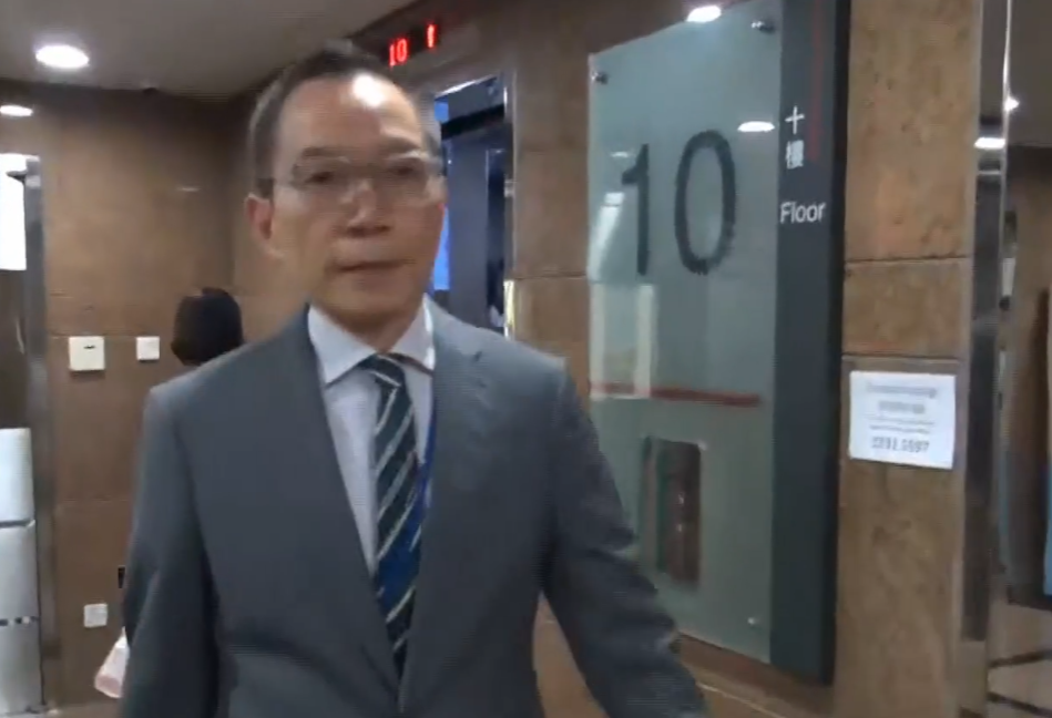 政府採購飲用水事件，物流署署長陳嘉信上班時未有回應提問。(有線新聞畫面)