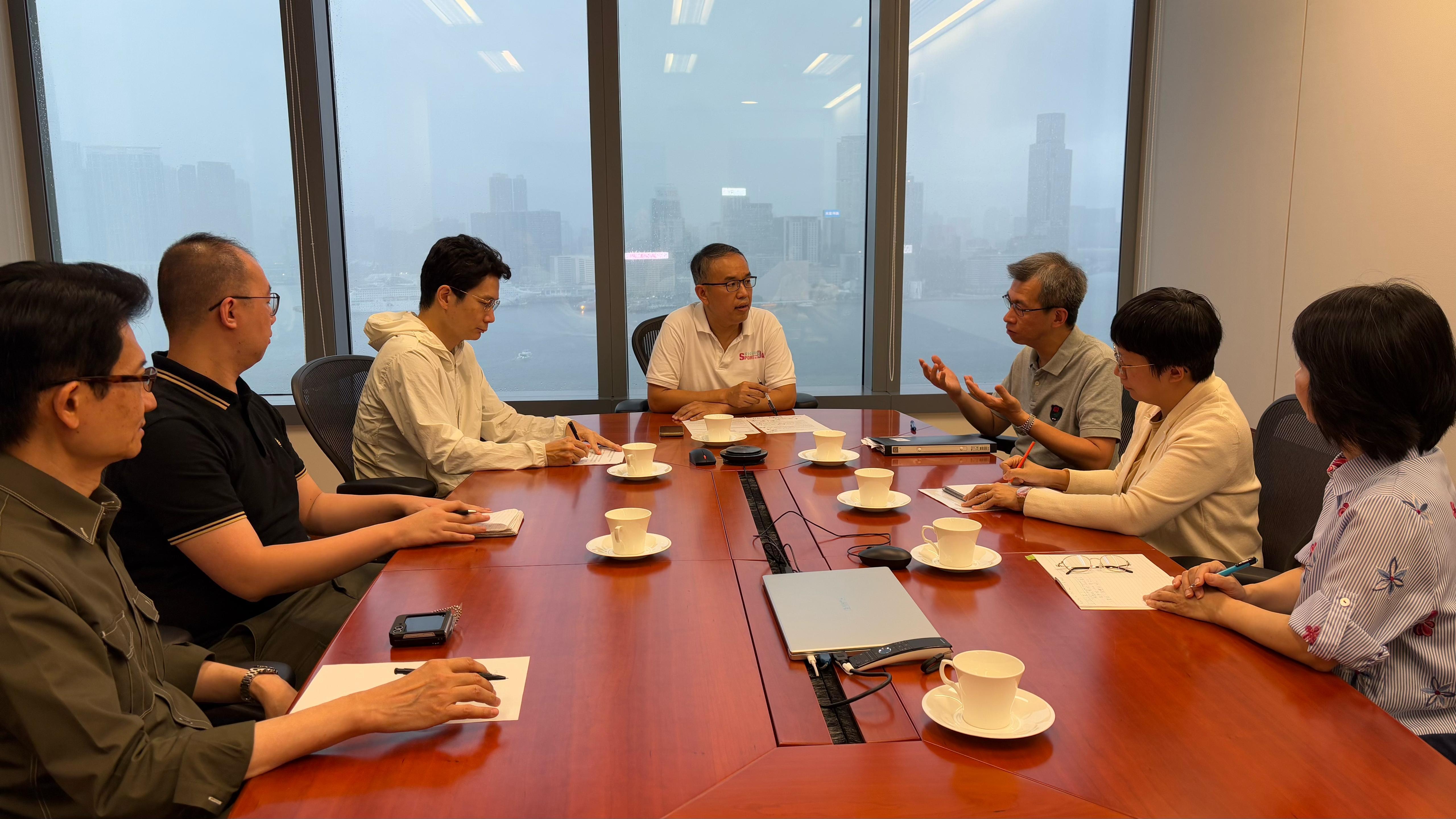 許正宇（中）召開緊急會議，與相關人員討論近日有關政府採購樽裝飲用水的事件，並決定採取三重行動跟進。