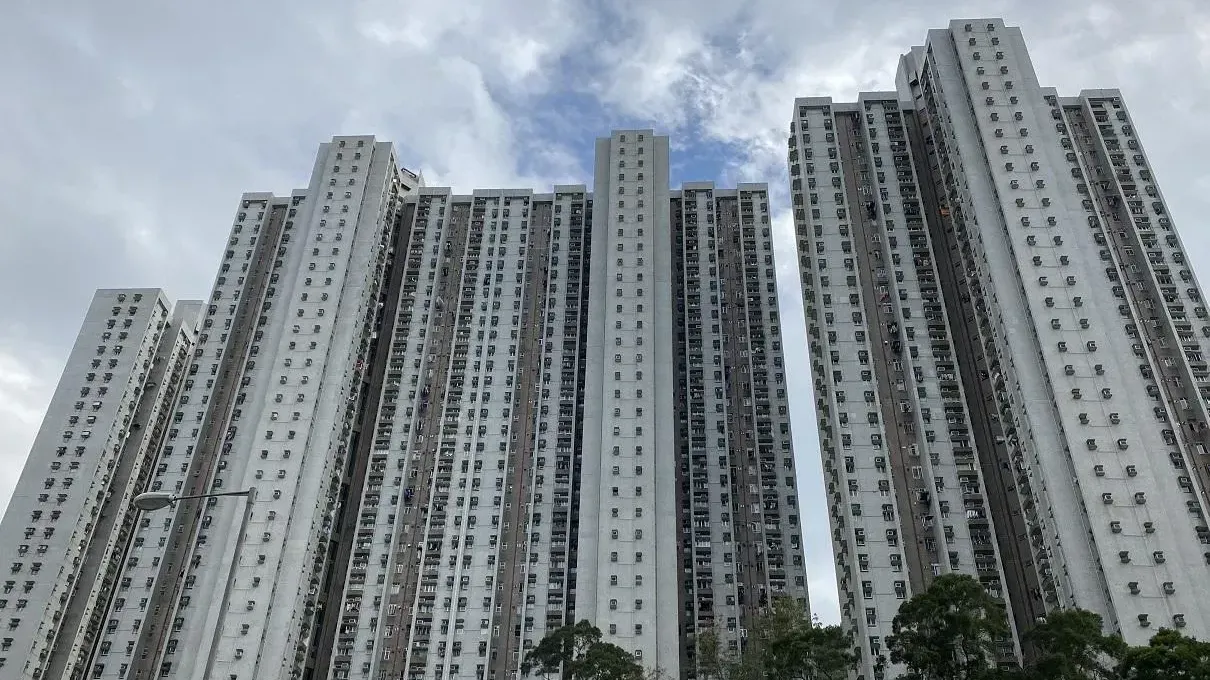 青衣居屋青華苑錄罕有放盤兩房戶成交，已補地價400萬元易手，成交呎價逾9,100元。