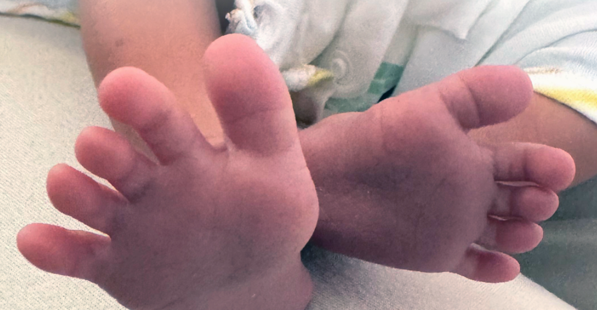 一名40歲電工6月底在工作期間猝死，遺下懷孕妻子，工業傷亡權益會協助家屬籌款，近日提到遺孀近日誕下嬰兒，母女平安，遺孀向伸出援手的善心人士衷心致謝。(工業傷亡權益會FB)