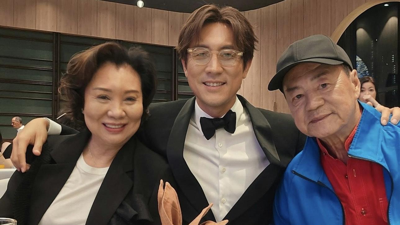 譚俊彥45歲生日孝順曬全家福 大讚爸媽笑容無價