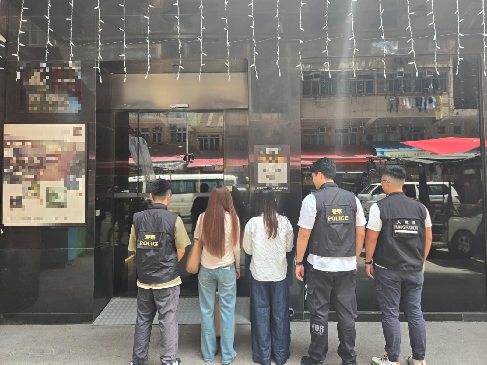 警北角酒店掃黃拘兩內地女，檢避孕套及一次性浴巾。(警方圖片)