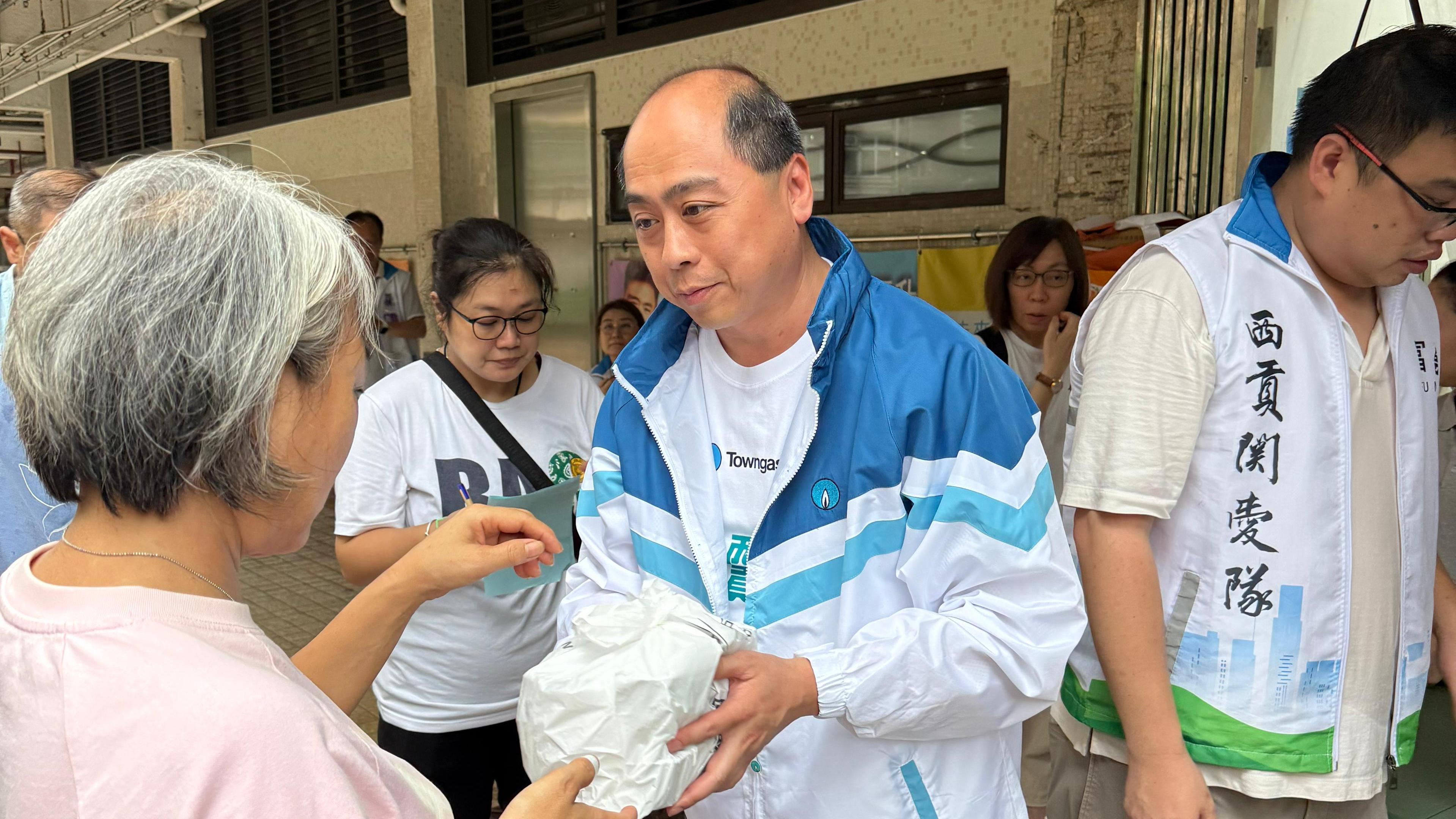 黑雨下作出緊急應變　煤氣公司社區關係聯絡組支援社區