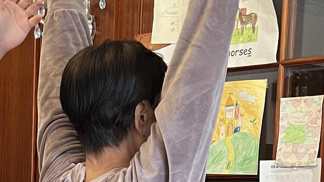 不少行業人士也面對肩頸痛等痛症問題，單靠紓緩伸展活動，並非長久處理的好方法。(示意圖，非受訪者)