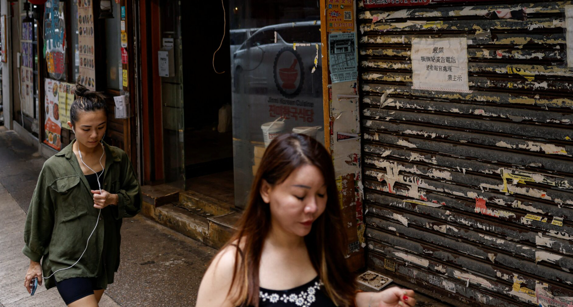 政府統計處早前公布本港5至7月失業率升至3.7%，餐飲業失業率明顯上升。(路透社資料圖片)