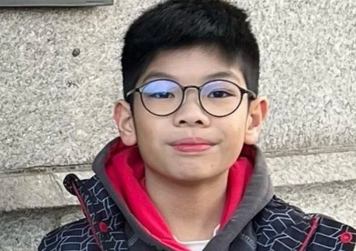 英國廣播公司（BBC）報道，29歲的華萊士（Ross Wallace）承認去年3月在愛丁堡駕駛垃圾車時撞到11歲的Thomas Wong。