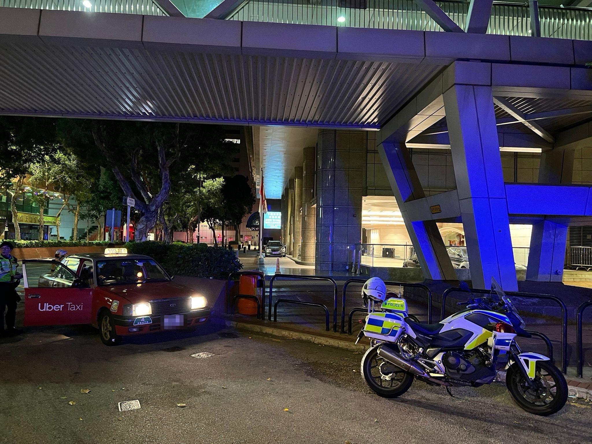 警中區打擊黑的，48歲的士司機涉5罪被捕。(警方圖片)