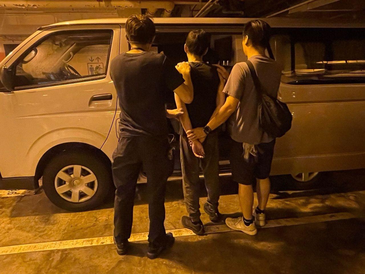 警葵涌邨貨車檢近3萬元毒品，43歲男司機被捕。(警方圖片)