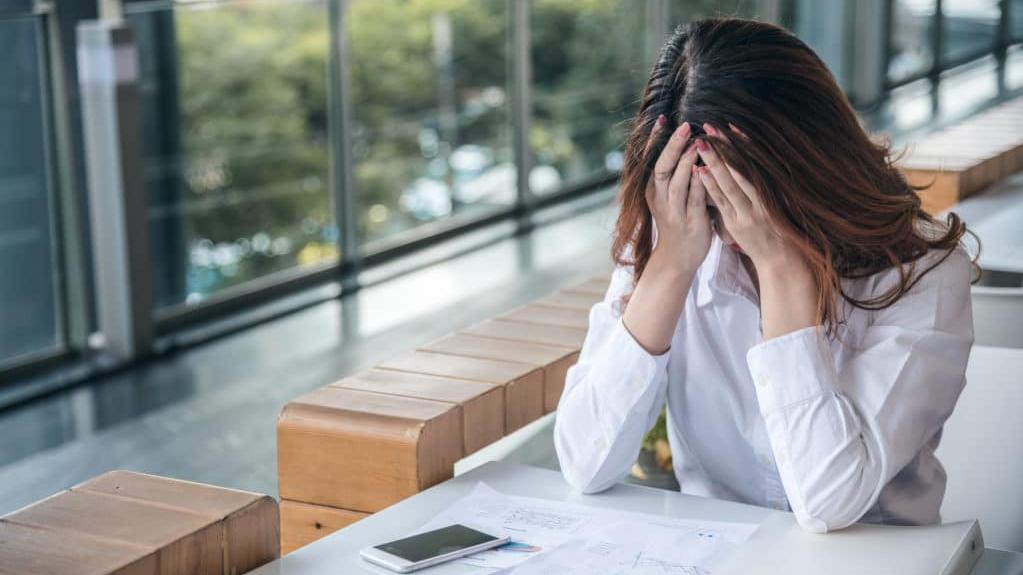 當我們願意讓想法暫時休息、讓內心有機會重新呼吸與沉澱，情緒也就不再那麼容易被困住，而我們也將更有餘力，好好陪伴自己走過每一段情緒的風景。